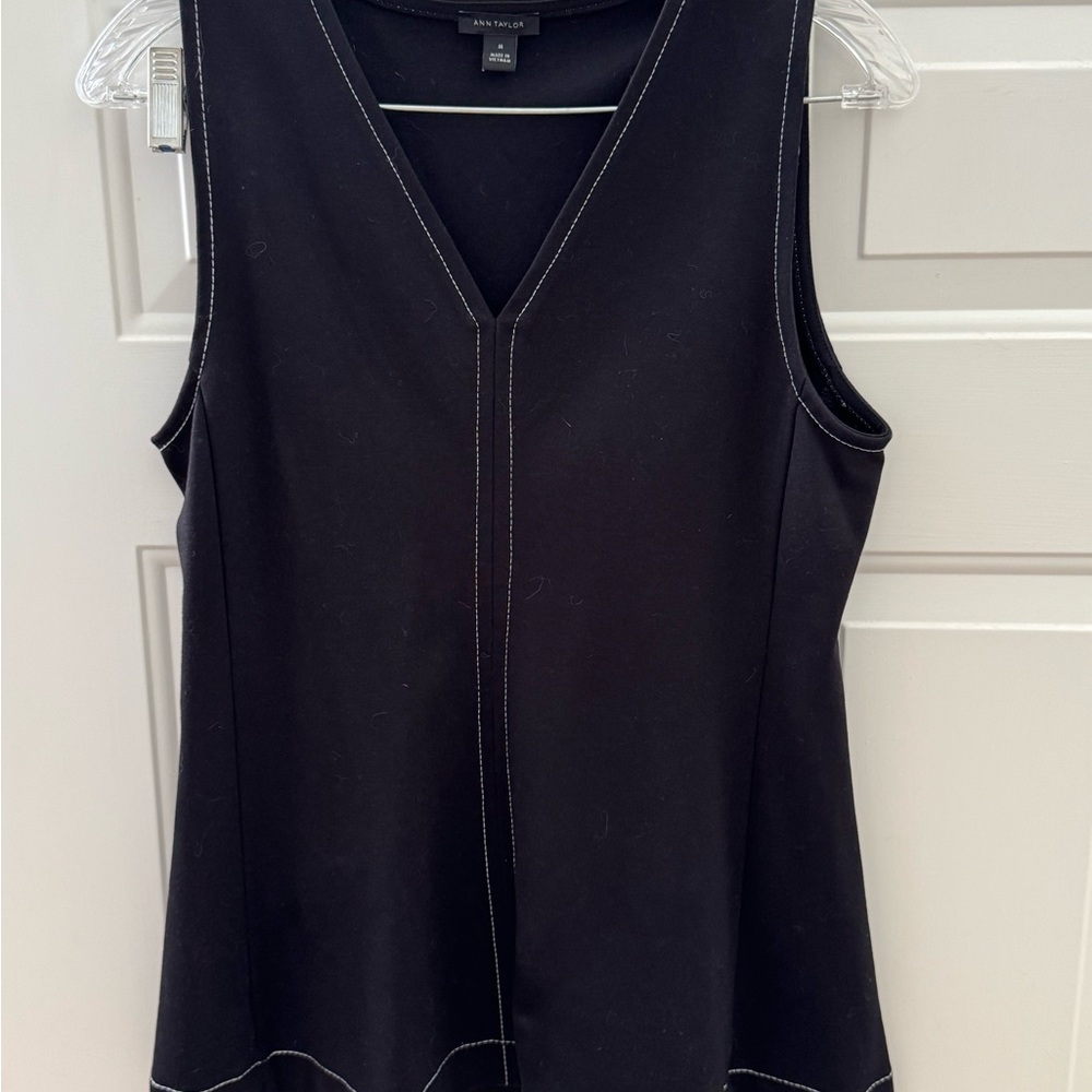 Ann Taylor Black V-Neck Sleeveless Stretch Fitted Top